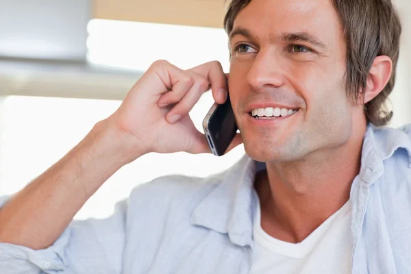 Крупним планом усміхнений чоловік робить телефонний дзвінок — стокове фото