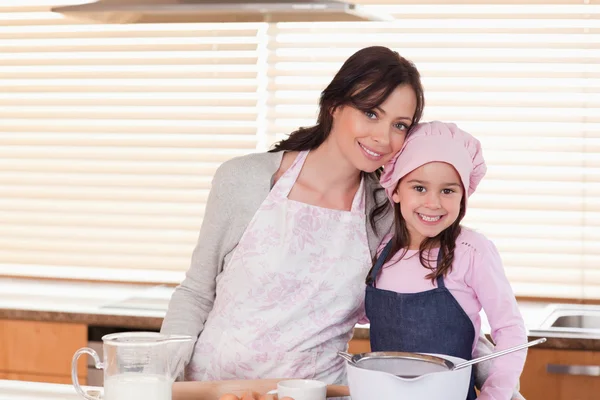 Anne ve kızı yemek pişiriyor. — Stok fotoğraf