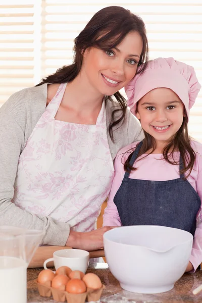 Portrait of a mother and her daughter baking — Stock Photo, Image
