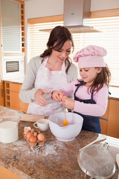 Anne ve kızı mutlu pişirme portre — Stok fotoğraf