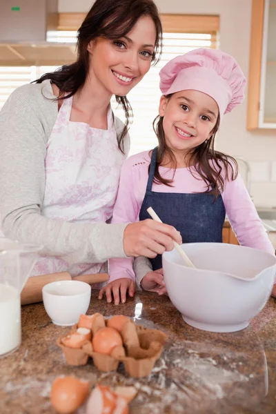 烘焙与她的女儿幸福母亲的画像 — 图库照片