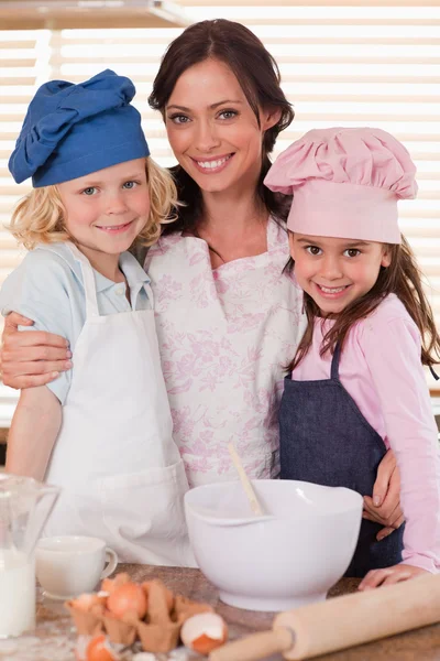 一位母亲和她的孩子烘烤的肖像 — 图库照片