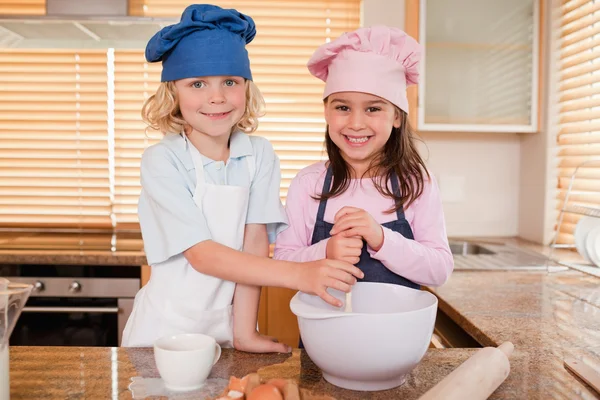 Siblings baking together — Stock Photo, Image