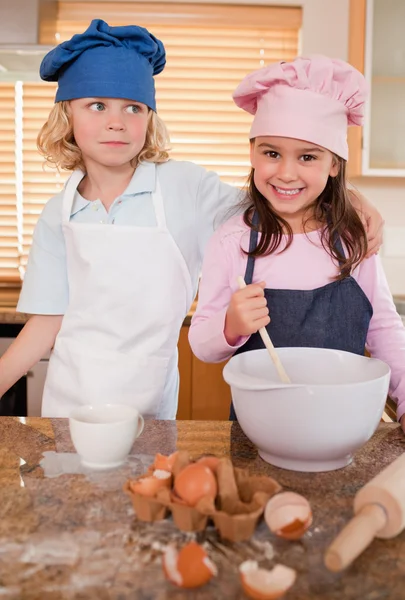 Portrait of siblings baking together — Stock Photo, Image