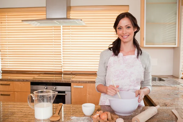Smiling woman baking — Stock Photo, Image