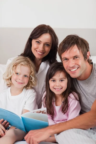 Portret szczęśliwej rodziny czytającej książkę — Zdjęcie stockowe