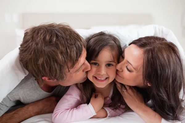 Rodziców całując ich córka — Zdjęcie stockowe