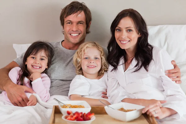 Lycklig familj som äter frukost tillsammans — Stockfoto