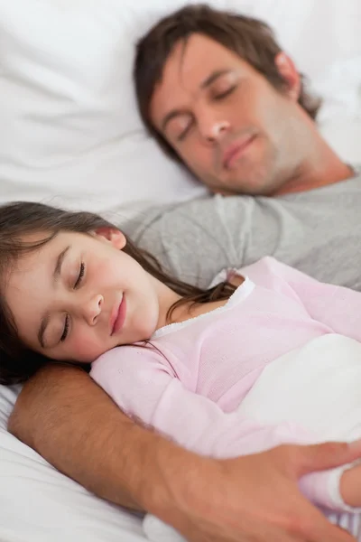 Портрет отца, который спит со своей дочерью — стоковое фото
