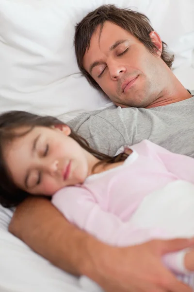 Porträtt av en lugn far sova med sin dotter — Stockfoto