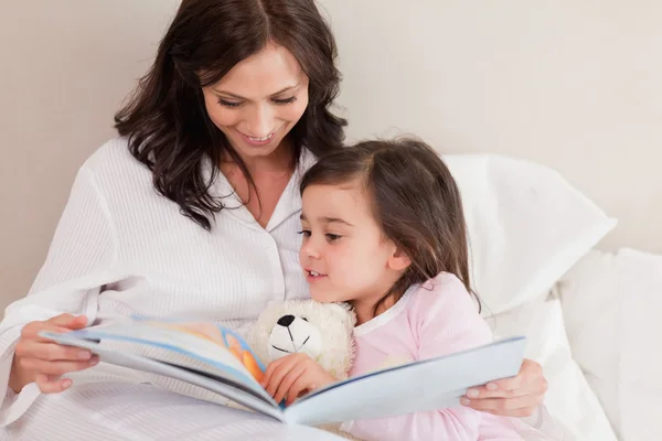 Matka czytaniu opowieść córki — Zdjęcie stockowe