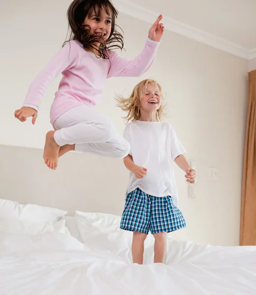 Retrato de irmãos brincalhões pulando — Fotografia de Stock