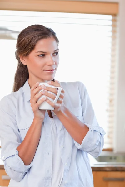Retrato de una mujer sosteniendo una taza de café — Foto de Stock