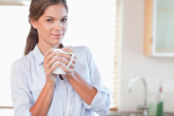 Kvinna som håller i en kopp te — Stockfoto
