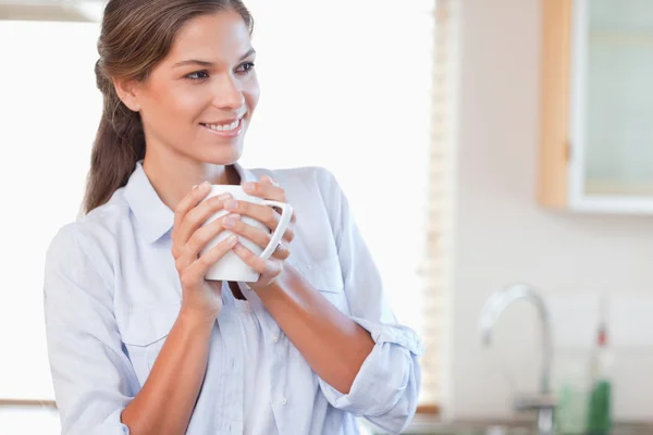 차 한 잔을 들고 웃는 여자 — 스톡 사진