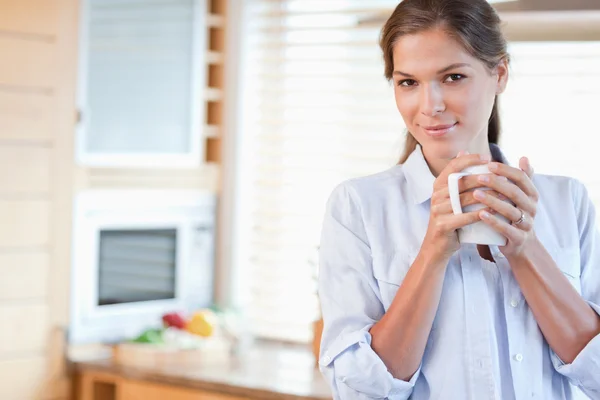 Спокойная женщина держит чашку кофе — стоковое фото