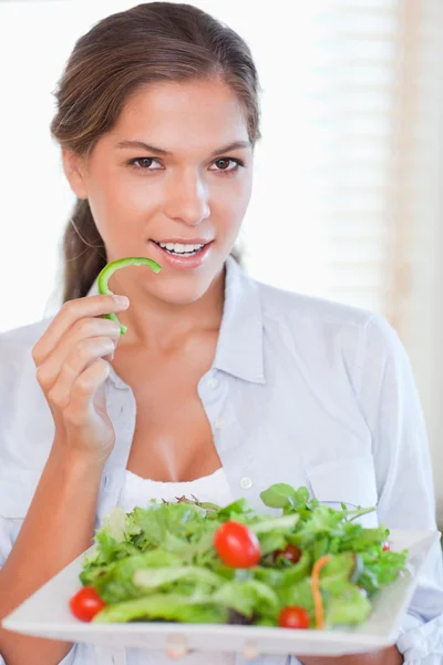 Portrét ženy jíst salát — Stock fotografie