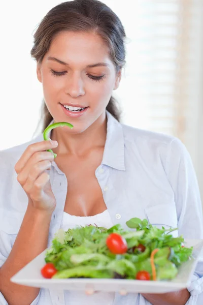 Retrato de uma mulher saudável comendo uma salada — Fotografia de Stock