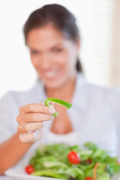 Retrato de una mujer sonriente comiendo una ensalada — Foto de Stock
