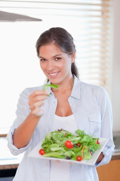Портрет счастливой женщины, поедающей салат — стоковое фото