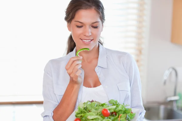 Donna che mangia un'insalata — Foto Stock