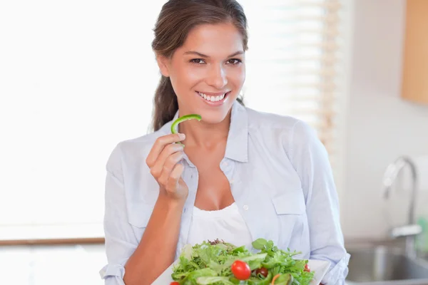 Glimlachende vrouw eet een salade — Stockfoto