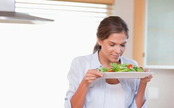 Vrouw ruiken een salade — Stockfoto