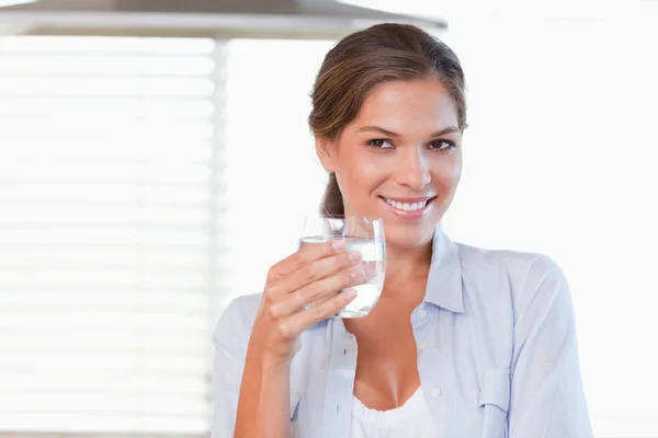 Mujer sosteniendo un vaso de agua — Foto de Stock
