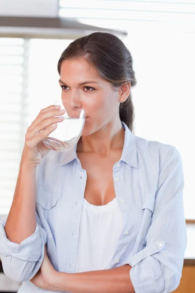 Портрет женщины, пьющей стакан воды — стоковое фото