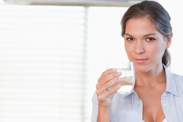 コップ一杯の水を飲む女 — ストック写真