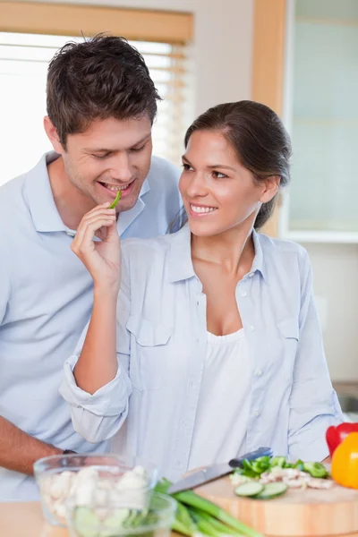 Portrait of a smiling couple cooking — Stock Photo, Image