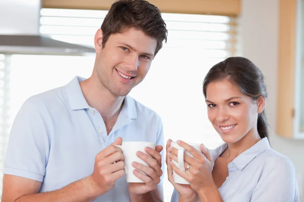 Casal feliz beber café — Fotografia de Stock