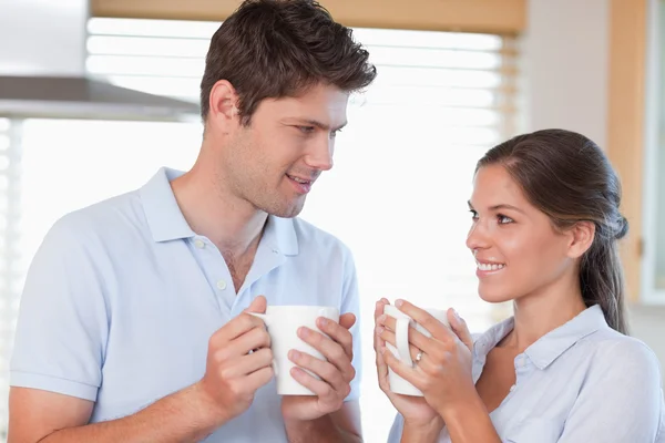 幸せなカップルのお茶を飲む — ストック写真