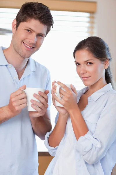 รูปภาพของคู่รักดื่มชา — ภาพถ่ายสต็อก