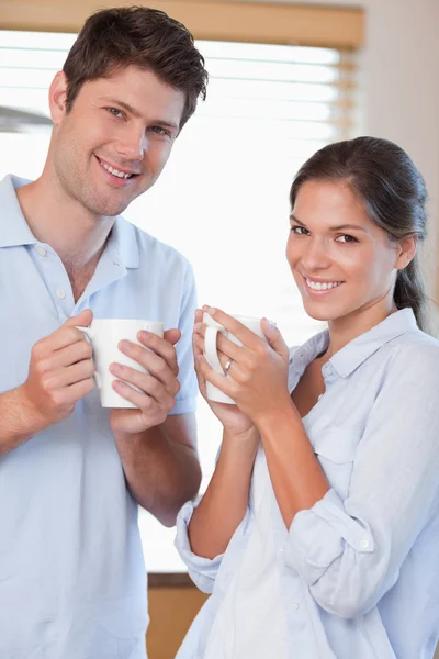 Porträt eines Paares, das Kaffee trinkt — Stockfoto