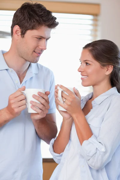 コーヒーを飲んで幸せなカップルの肖像画 — ストック写真