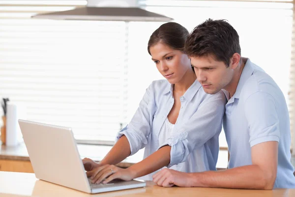 Couple using a notebook — Stock Photo, Image