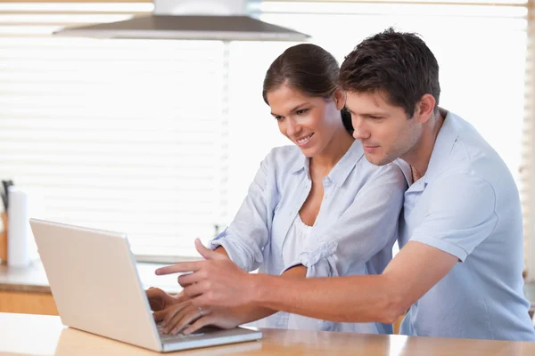 Lyckliga paret använder en bärbar dator — Stockfoto