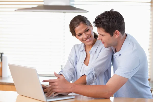 Lyckliga par med hjälp av en bärbar dator — Stockfoto
