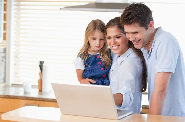 Rodziny za pomocą laptopa — Zdjęcie stockowe