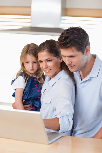 Portrait of a family using a laptop — Stock Photo, Image