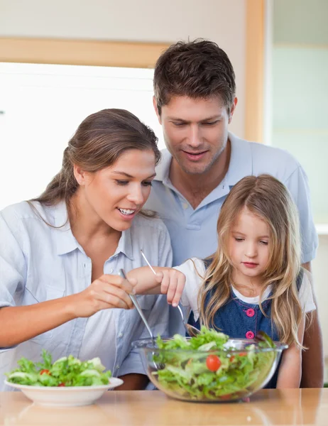 Portrait de famille préparant une salade — Photo