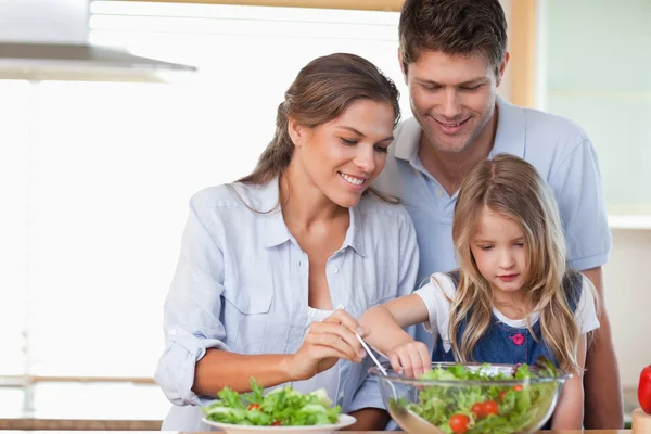 Familj som gör sallad — Stockfoto