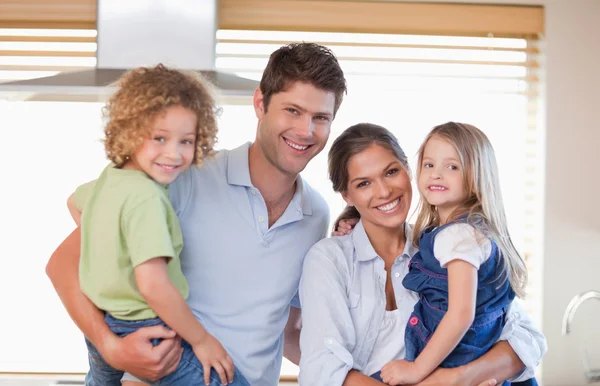 Glimlachend familie poseren — Stockfoto