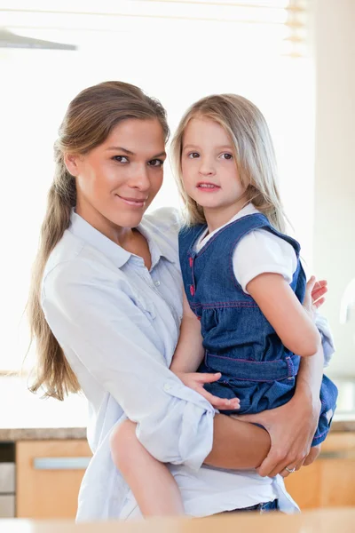 Retrato de una madre y su hija posando — Foto de Stock