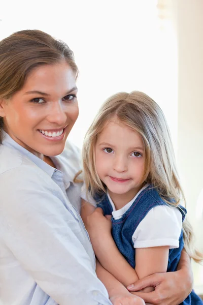 Portrait of a young mother and her daughter posing — Stock Photo, Image