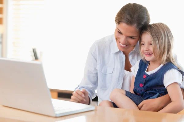 Moeder en haar dochter met behulp van een laptop — Stockfoto