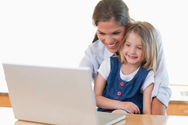Anne ve kızı bir dizüstü bilgisayar kullanarak — Stok fotoğraf