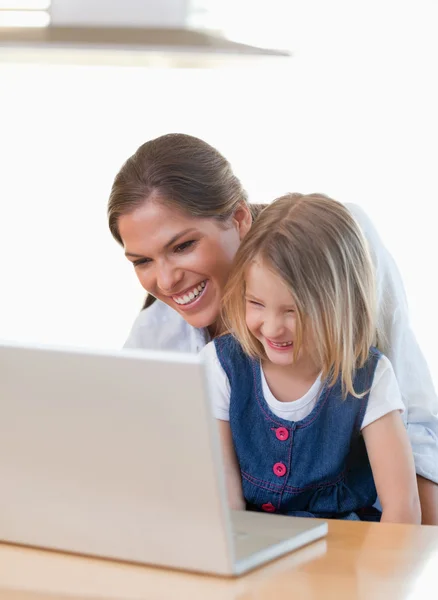 Anne ve kızı bir dizüstü bilgisayar kullanarak portresi — Stok fotoğraf