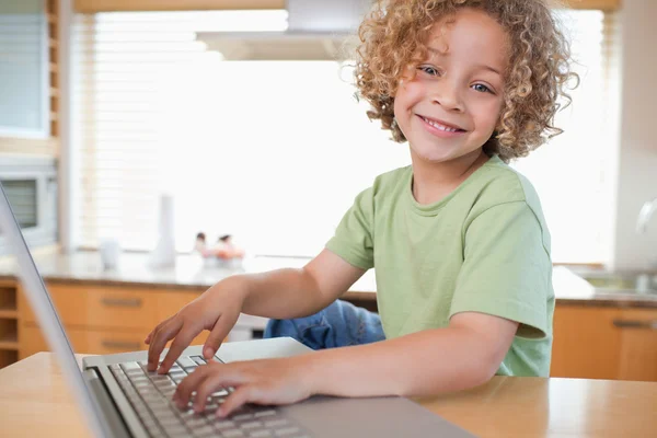 Chłopiec korzystający z laptopa — Zdjęcie stockowe